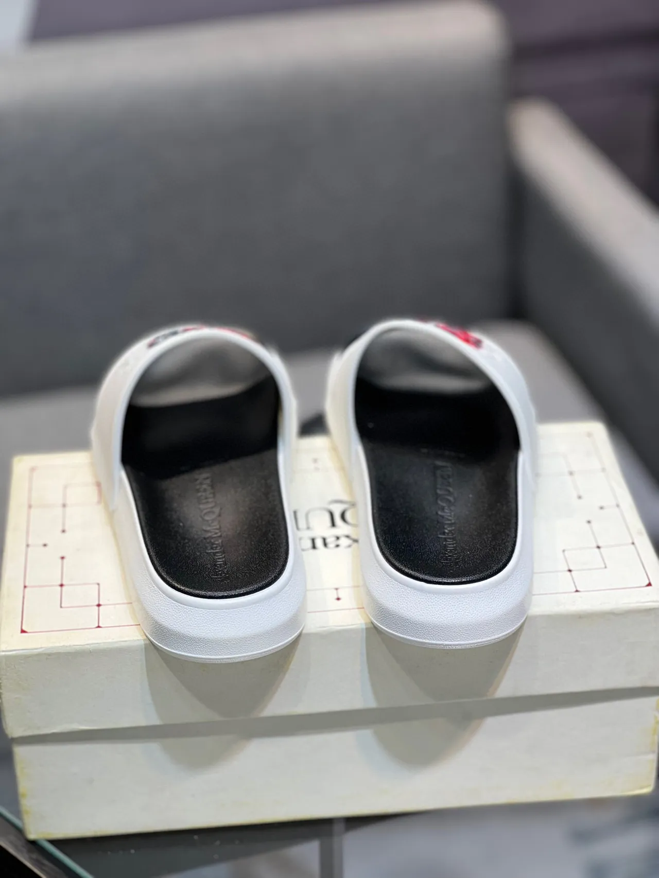 Alexander McQueen খুলি স্লাইড সাদা কালো চওড়া ফিতা গ্রাফিক প্রিন্ট স্লিপার 8