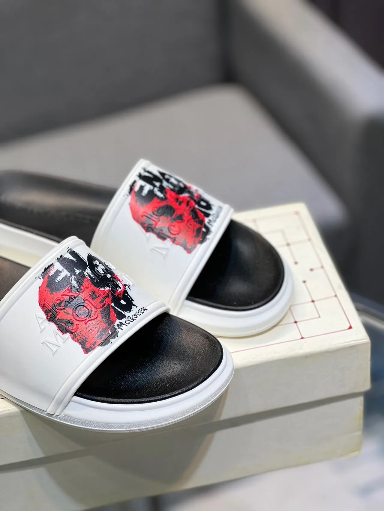 Alexander McQueen খুলি স্লাইড সাদা কালো চওড়া ফিতা গ্রাফিক প্রিন্ট স্লিপার 9