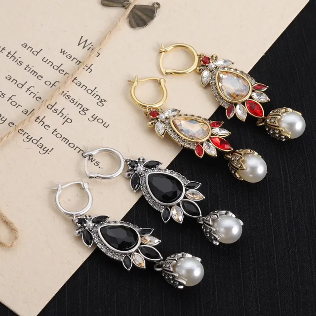 Alexander McQueen Brincos de pérolas e cristais com crânio de aranha 3