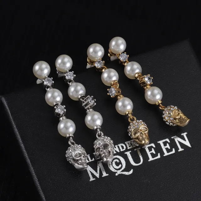 Alexander McQueen Brincos de pérolas e cristais com crânio de aranha 6