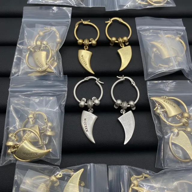 Alexander McQueen Brincos de pérolas e cristais com crânio de aranha 12