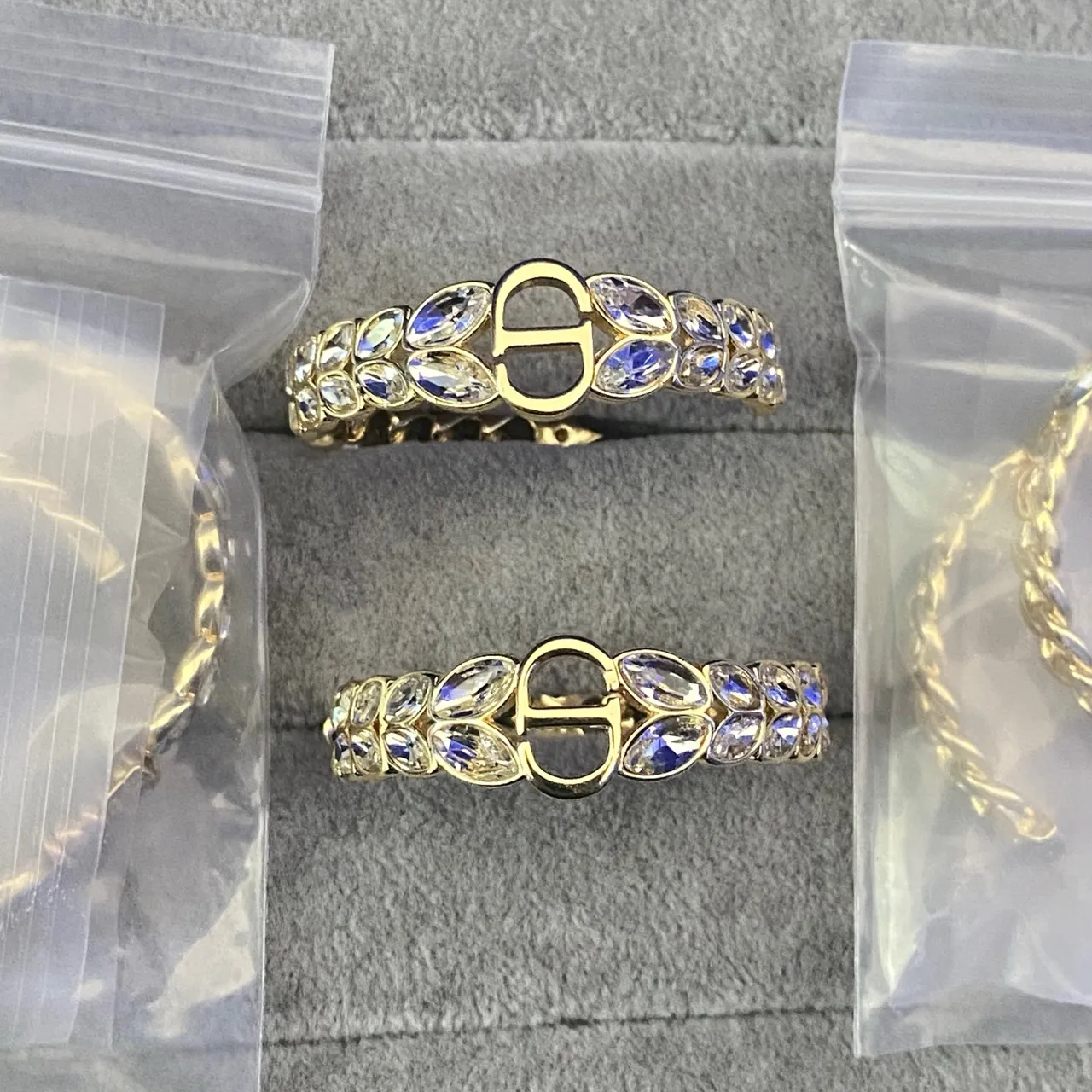 Alexander McQueen Brincos de pérolas e cristais com crânio de aranha 20