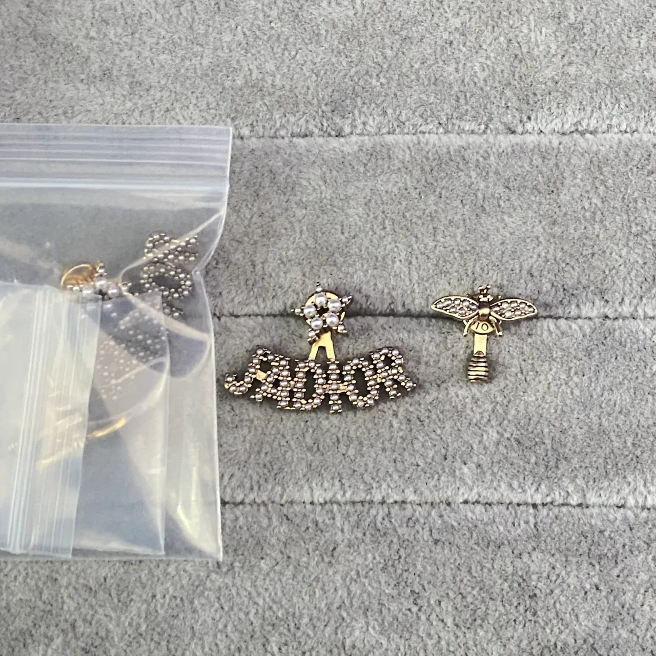 Alexander McQueen Brincos de pérolas e cristais com crânio de aranha 24