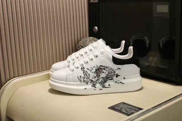 Alexander McQueen White Black Oversized Silhouette Leather Upper Lifestyle Sneakers 9