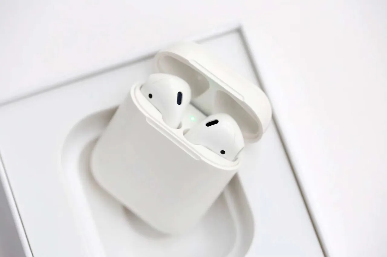Apple AirPods White Compact Stem-Style Glossy Finish TWS Earbuds 16