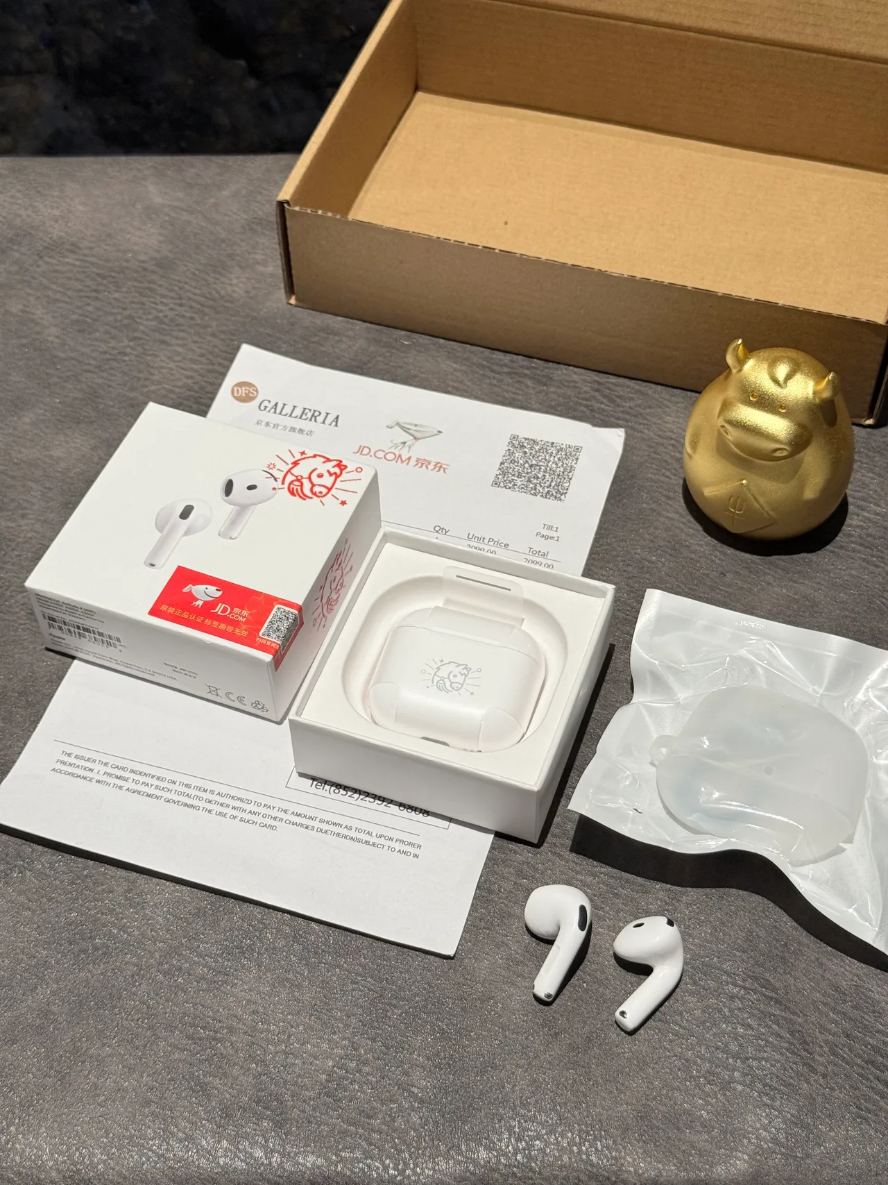 Apple White Gray Glossy Engraved Horse Motif TWS Earbuds 3