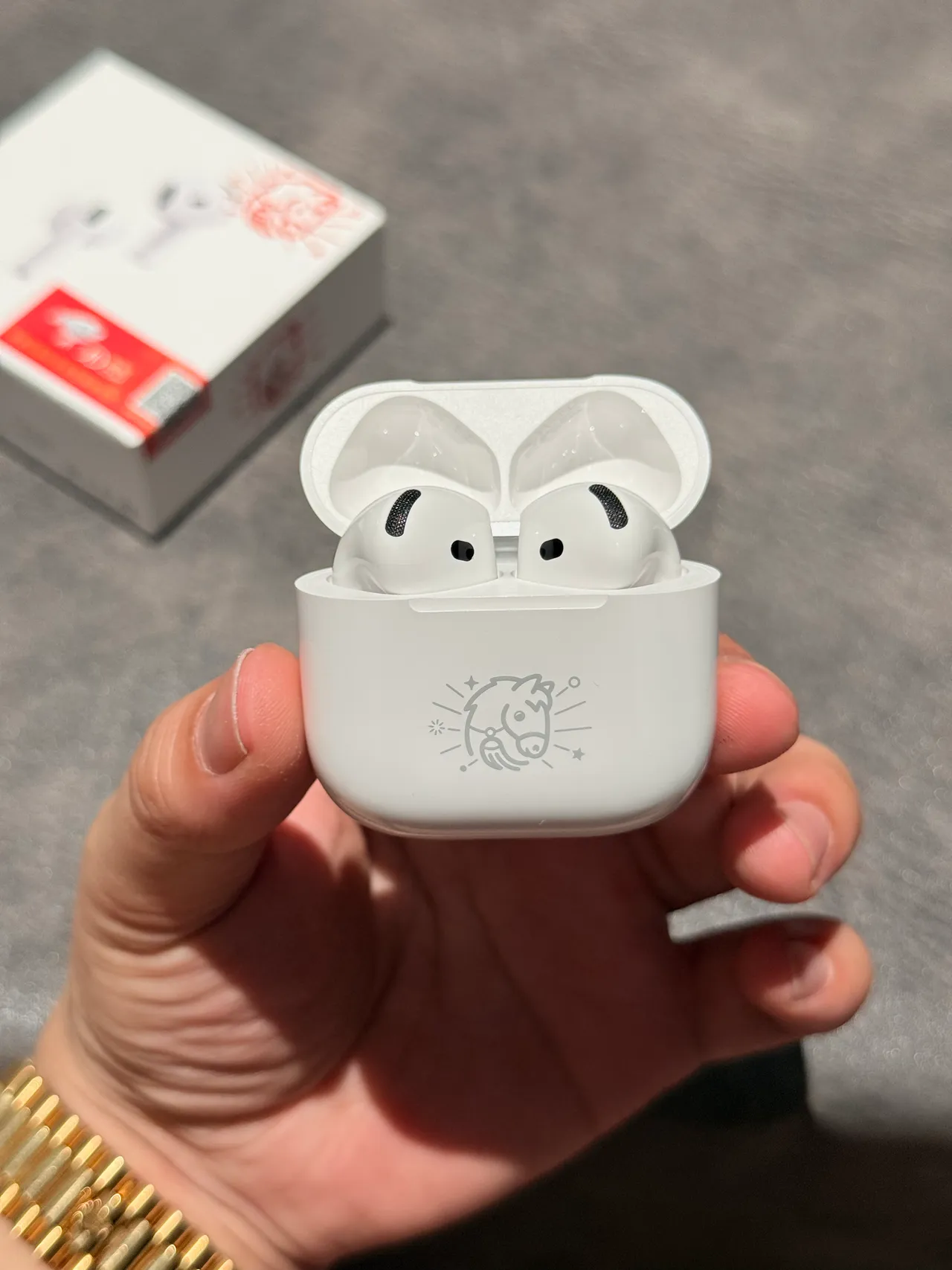 Apple White Gray Glossy Engraved Horse Motif TWS Earbuds 4