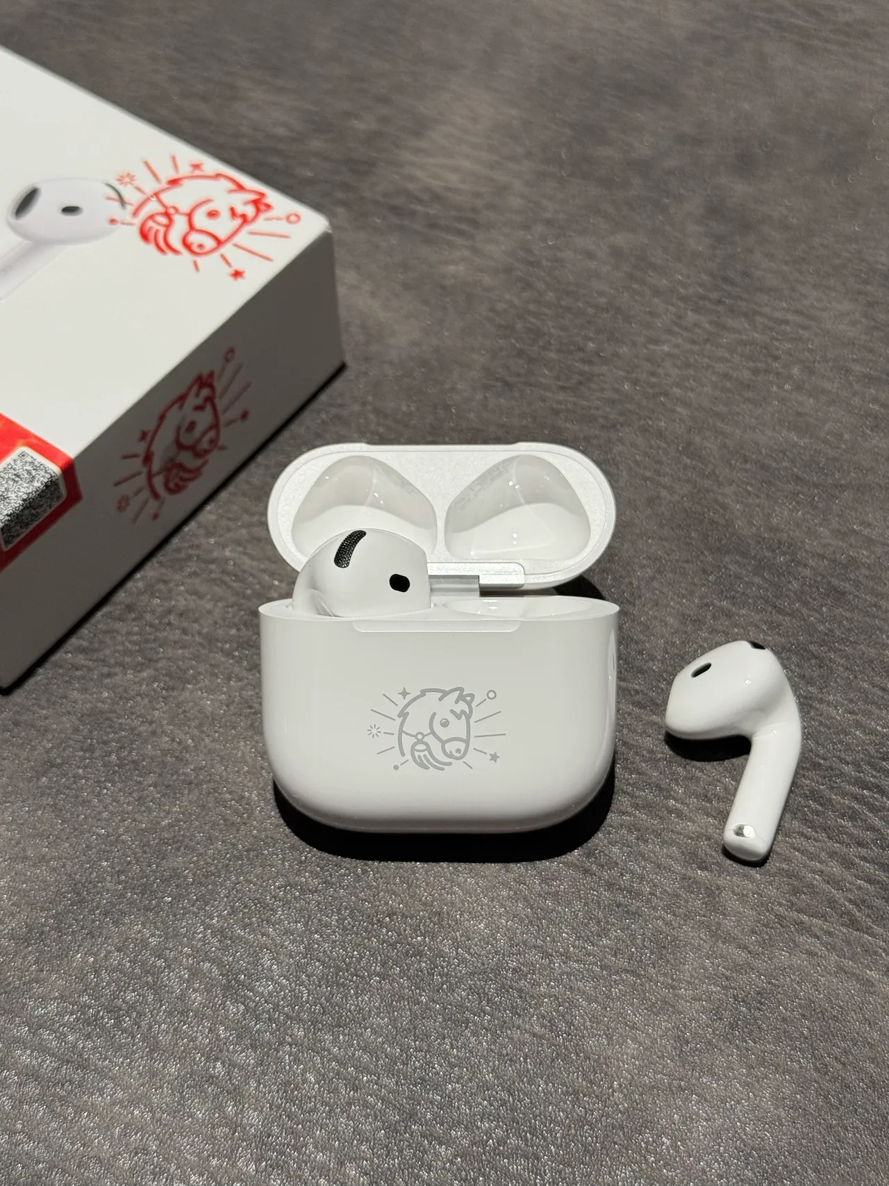 Apple White Gray Glossy Engraved Horse Motif TWS Earbuds 5