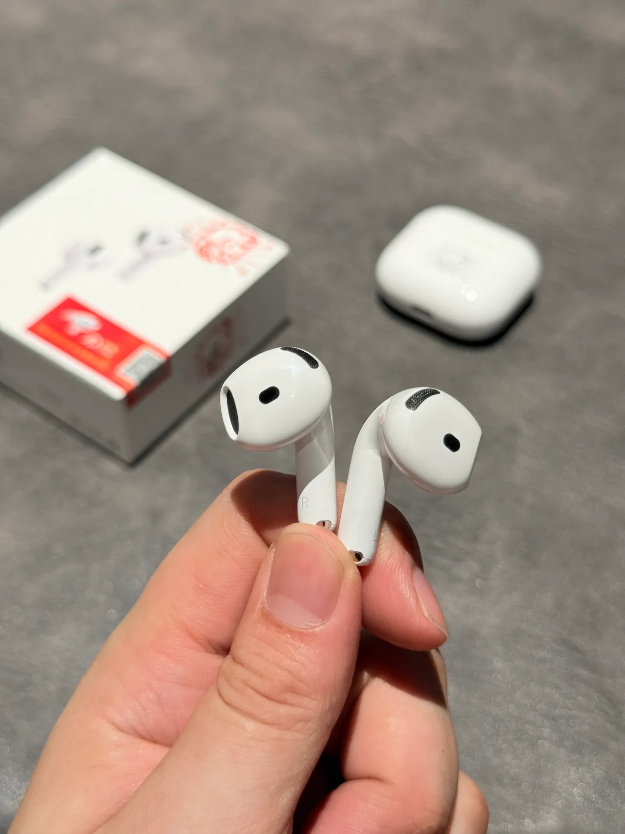 Apple White Gray Glossy Engraved Horse Motif TWS Earbuds 7