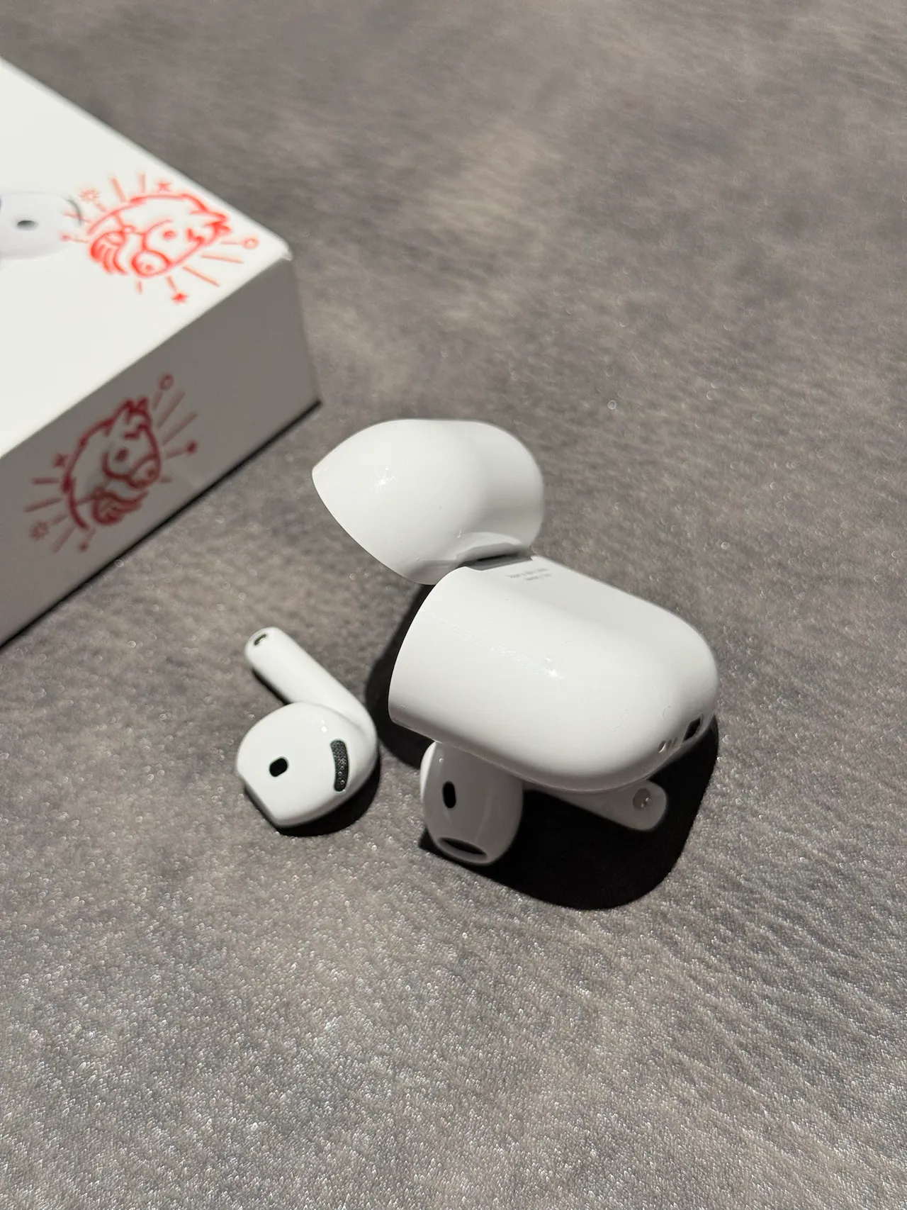 Apple White Gray Glossy Engraved Horse Motif TWS Earbuds 9