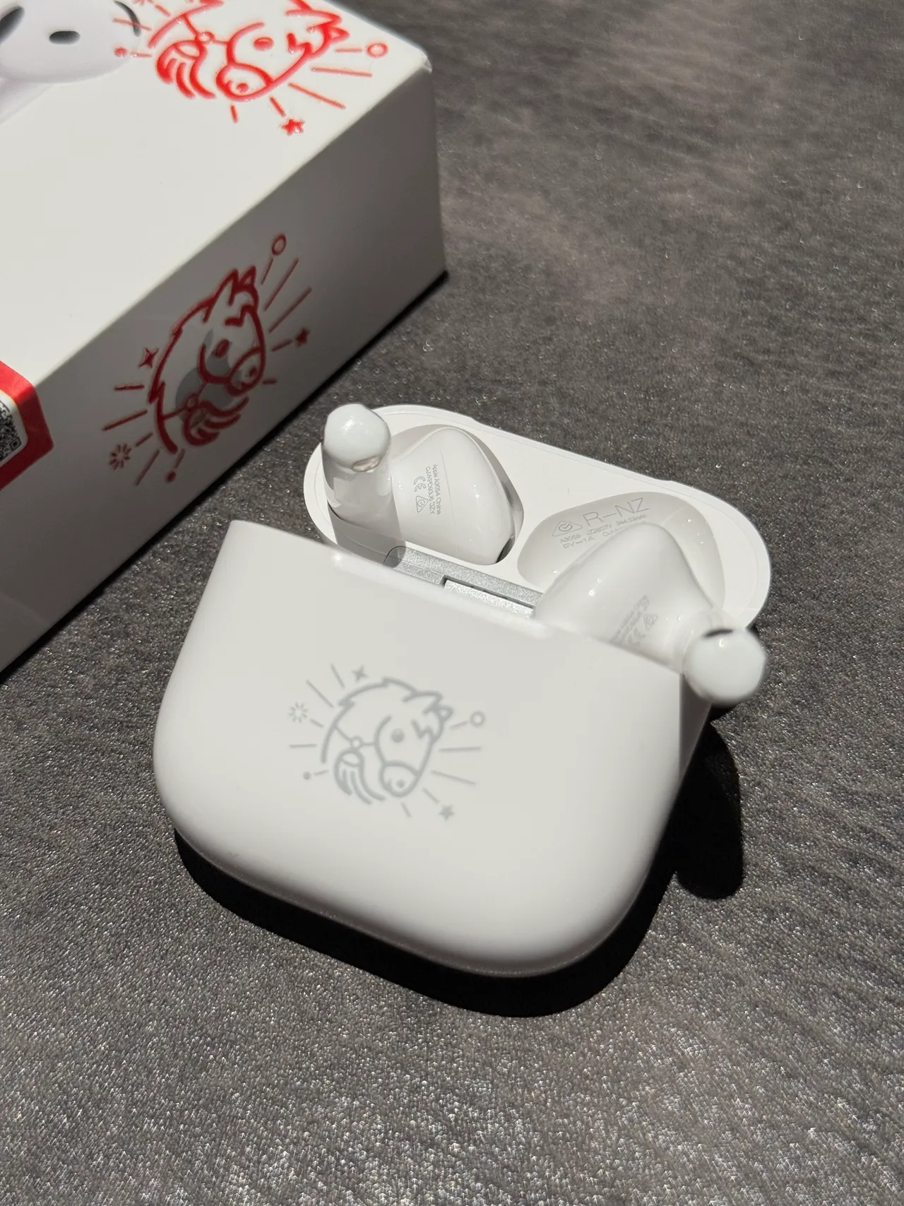 Apple White Gray Glossy Engraved Horse Motif TWS Earbuds 11