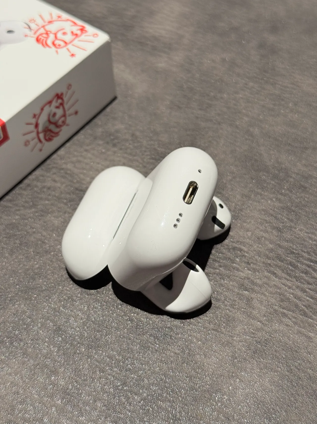 Apple White Gray Glossy Engraved Horse Motif TWS Earbuds 12