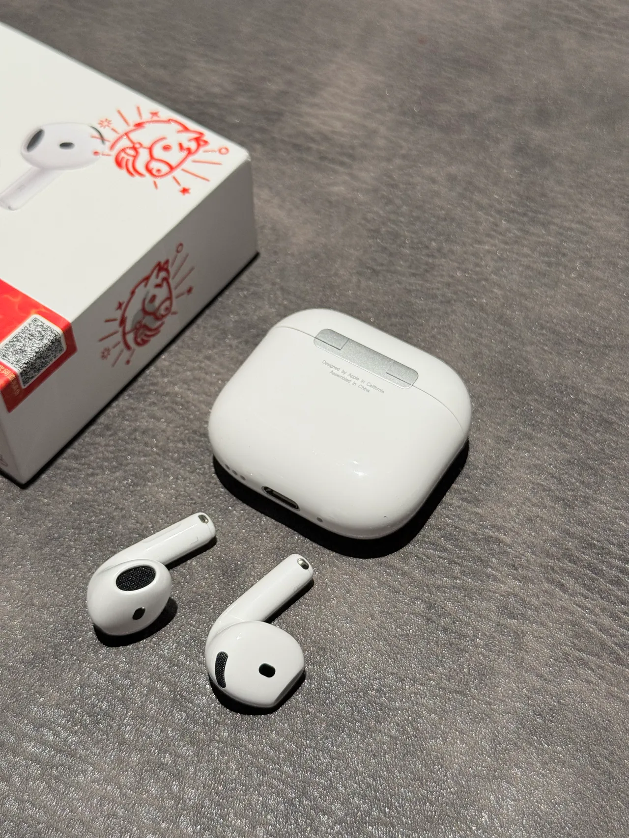 Apple White Gray Glossy Engraved Horse Motif TWS Earbuds 14