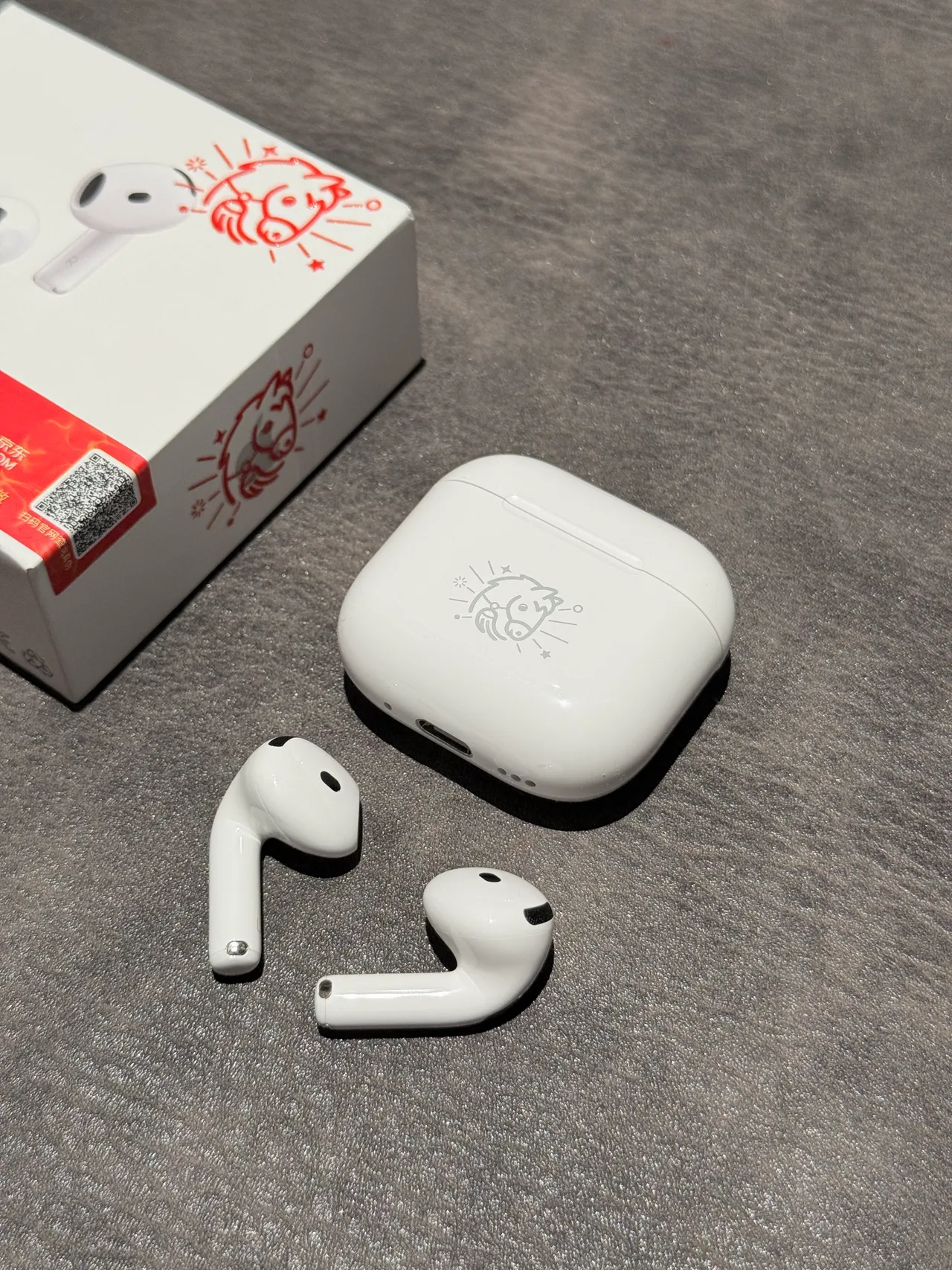 Apple White Gray Glossy Engraved Horse Motif TWS Earbuds 15
