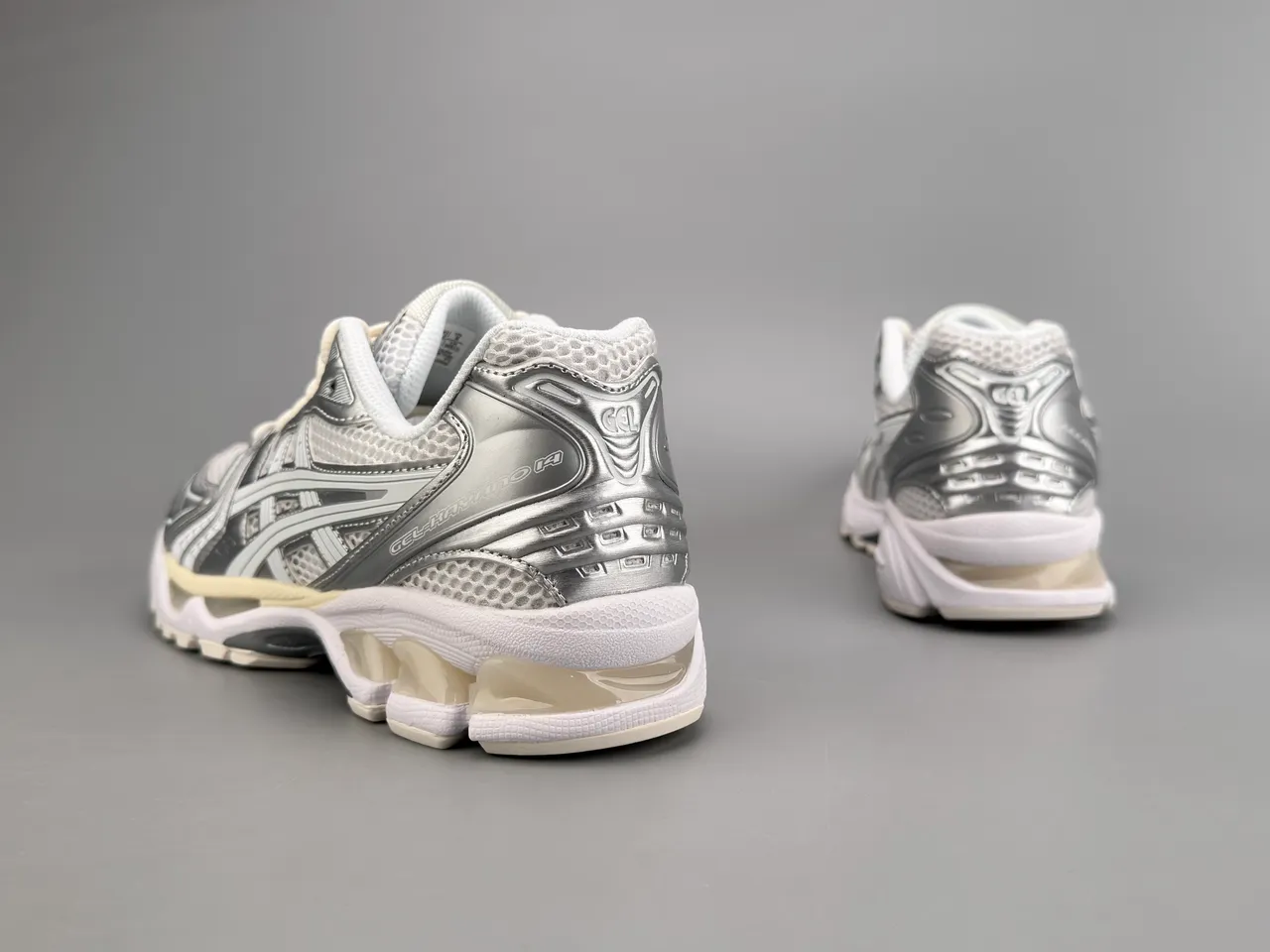 ASICS Gel-Kayano أحذية ركض فضية وبيضاء 2