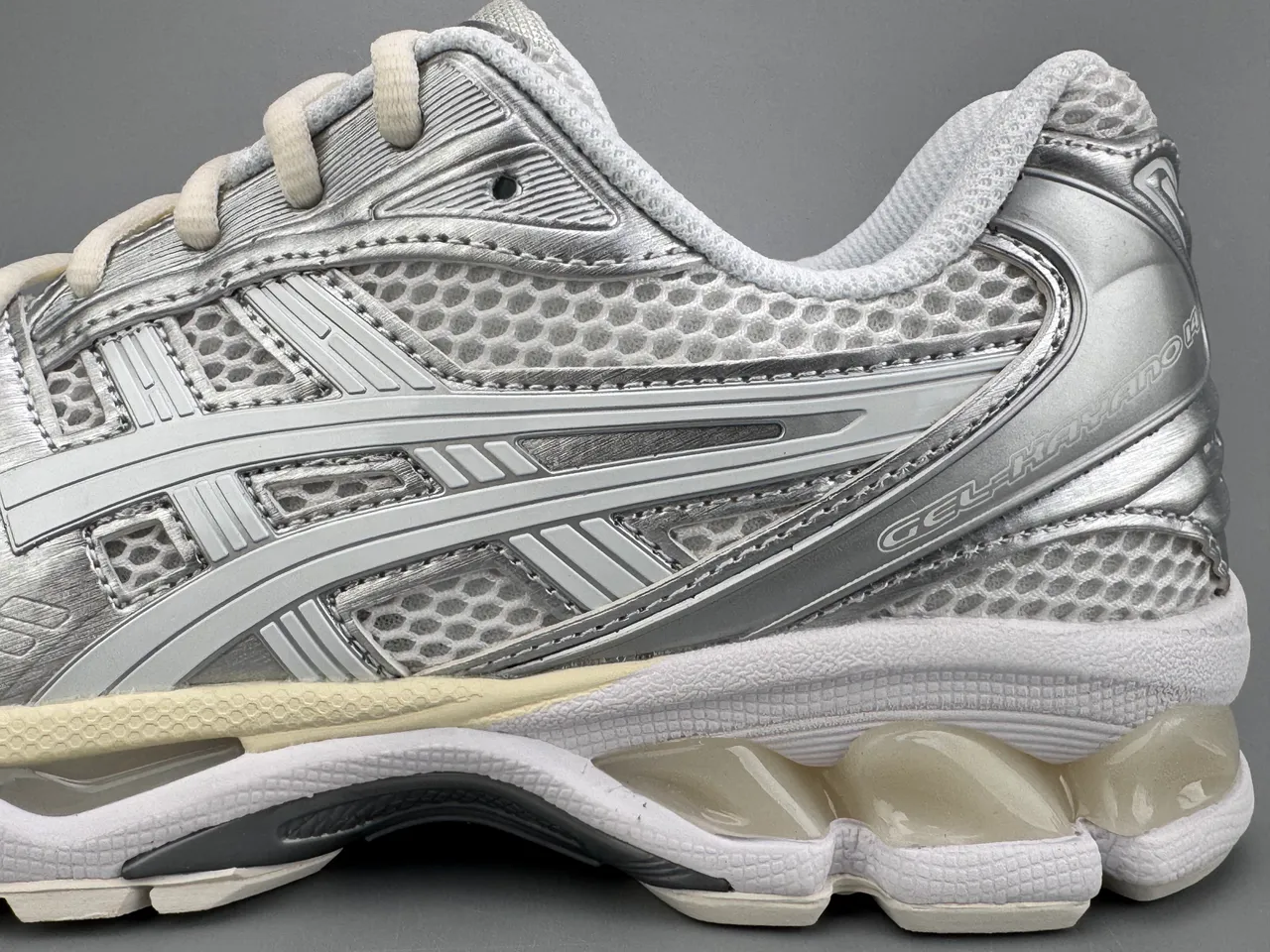 ASICS Gel-Kayano أحذية ركض فضية وبيضاء 3