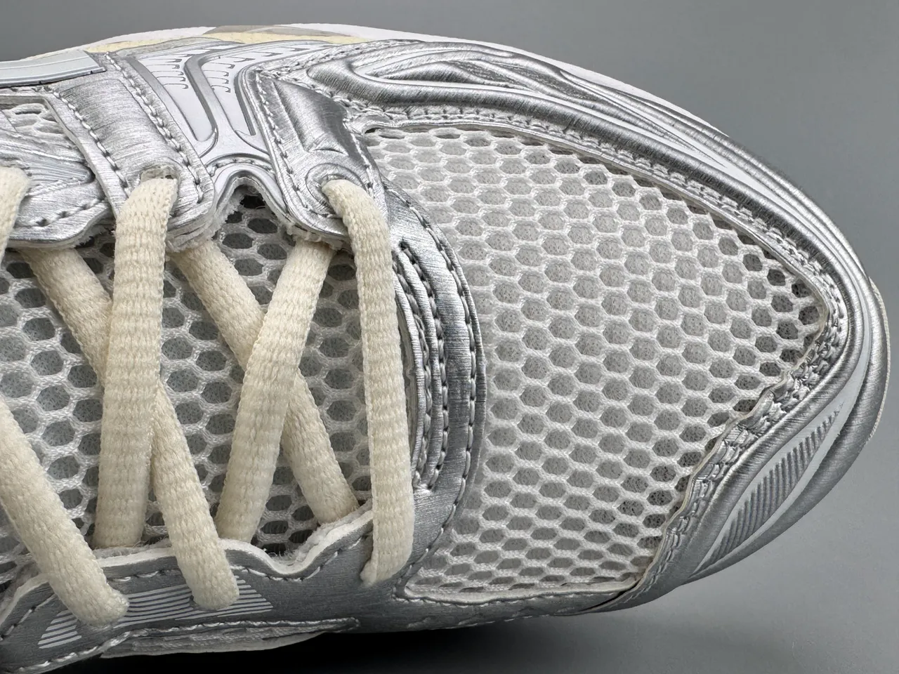 ASICS Gel-Kayano أحذية ركض فضية وبيضاء 4