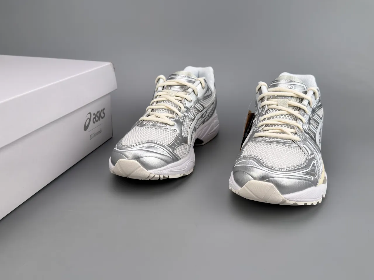 ASICS Gel-Kayano أحذية ركض فضية وبيضاء 5