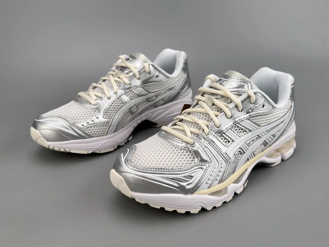 ASICS Gel-Kayano أحذية ركض فضية وبيضاء 7