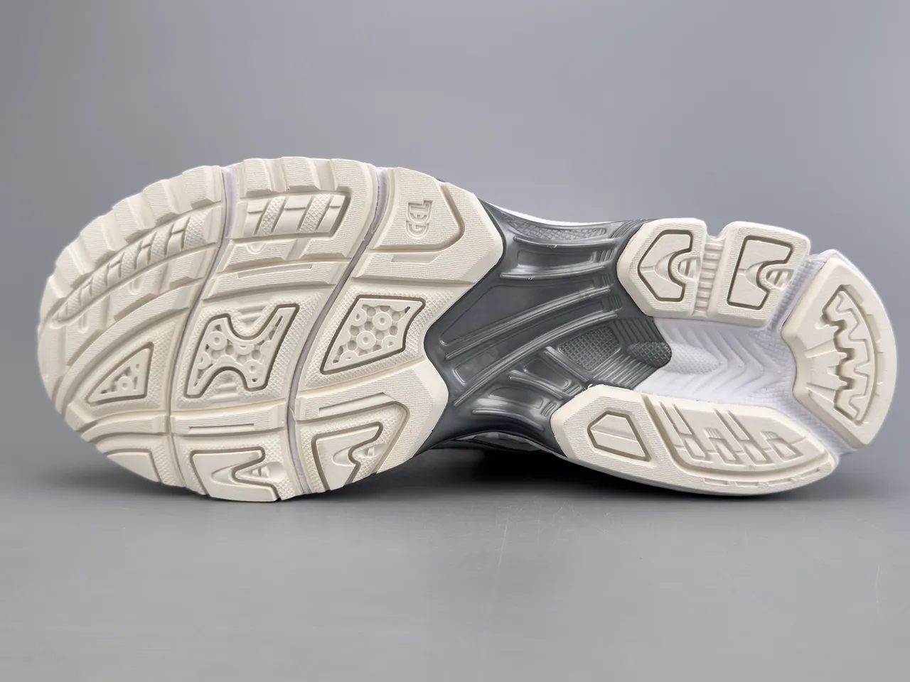 ASICS Gel-Kayano أحذية ركض فضية وبيضاء 8