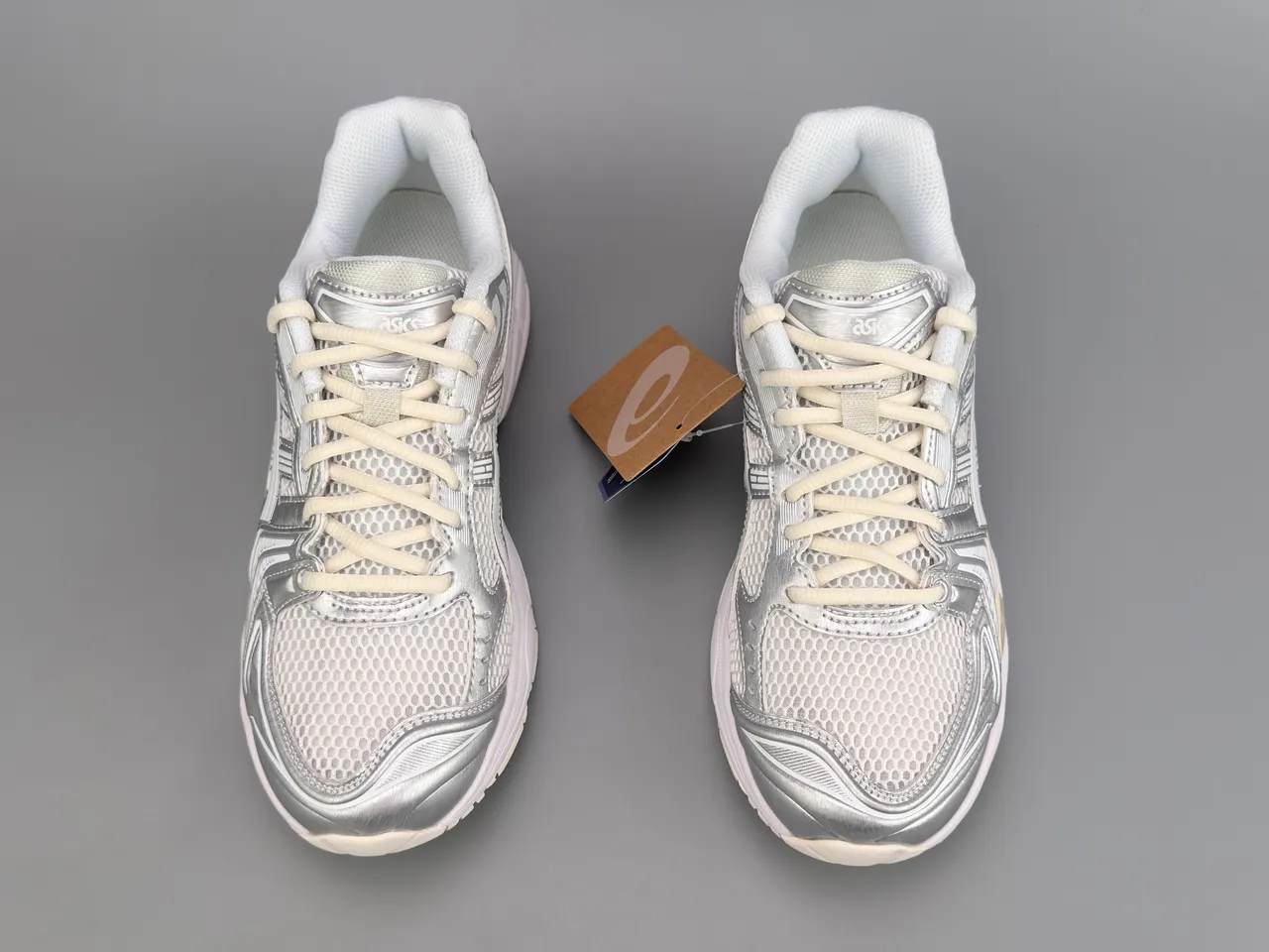 ASICS Gel-Kayano أحذية ركض فضية وبيضاء 9