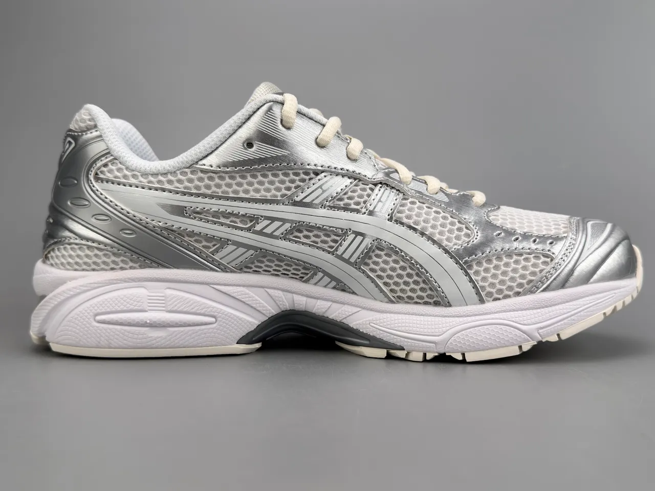 ASICS Gel-Kayano أحذية ركض فضية وبيضاء 10