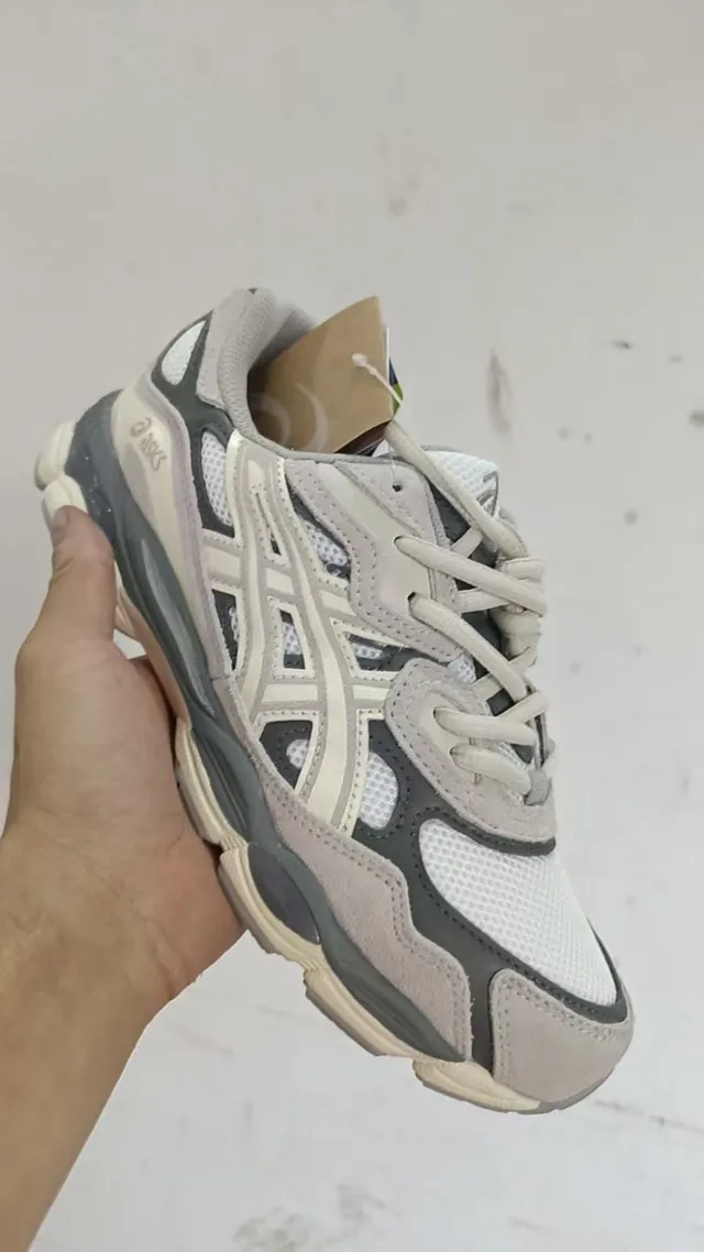 ASICS Gris Blanc Matière Maille Layered Et Recouvrements Synthétiques Semelle Médiane Sculptée Densité Double Chaussures de Course 2