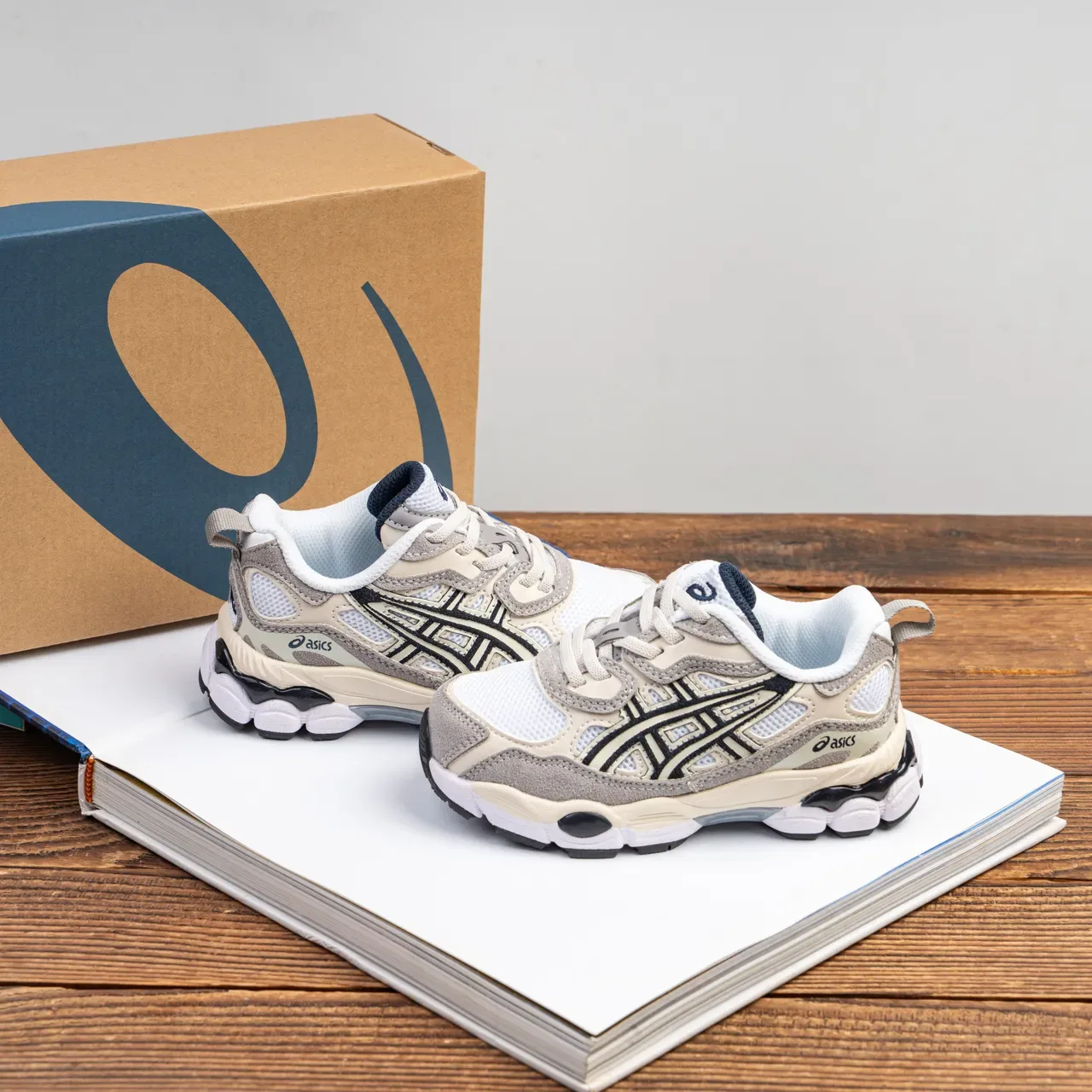 ASICS Blanc Rose Retro Runner Silhouette Maille Et Superpositions Synthétiques Sneakers Lifestyle 22