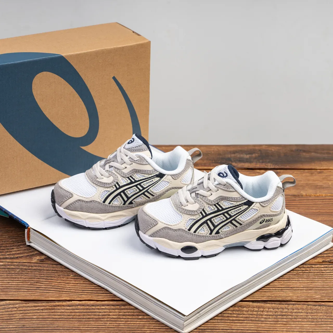 ASICS Blanc Rose Retro Runner Silhouette Maille Et Superpositions Synthétiques Sneakers Lifestyle 23