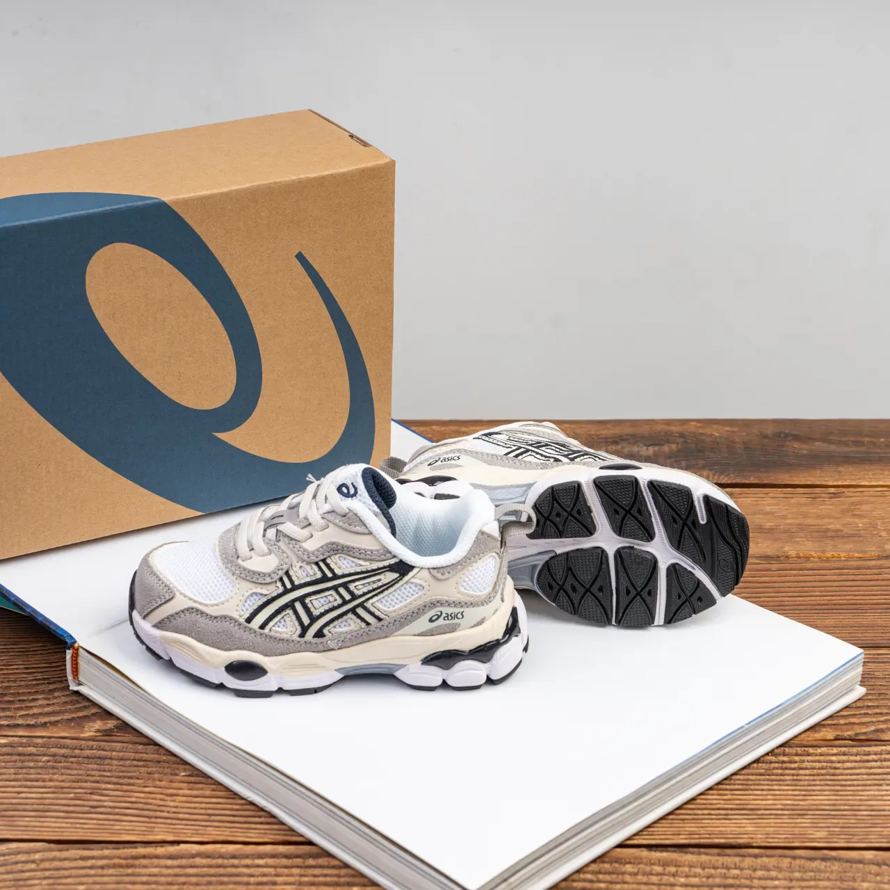 ASICS Blanc Rose Retro Runner Silhouette Maille Et Superpositions Synthétiques Sneakers Lifestyle 24