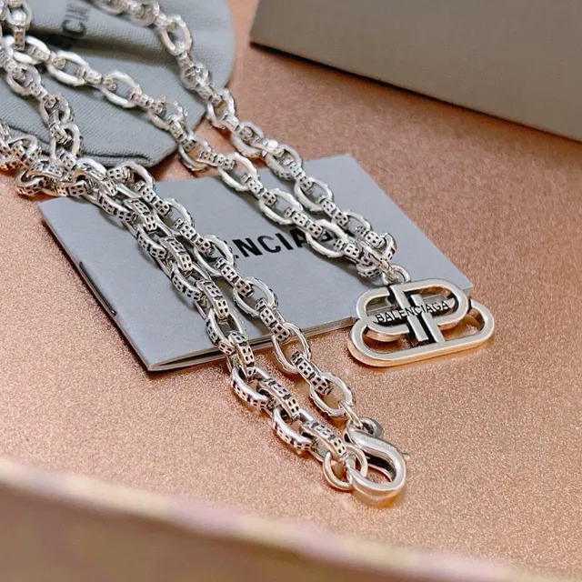 Balenciaga BB Chain Colar com pingente de logo de dois tons 3