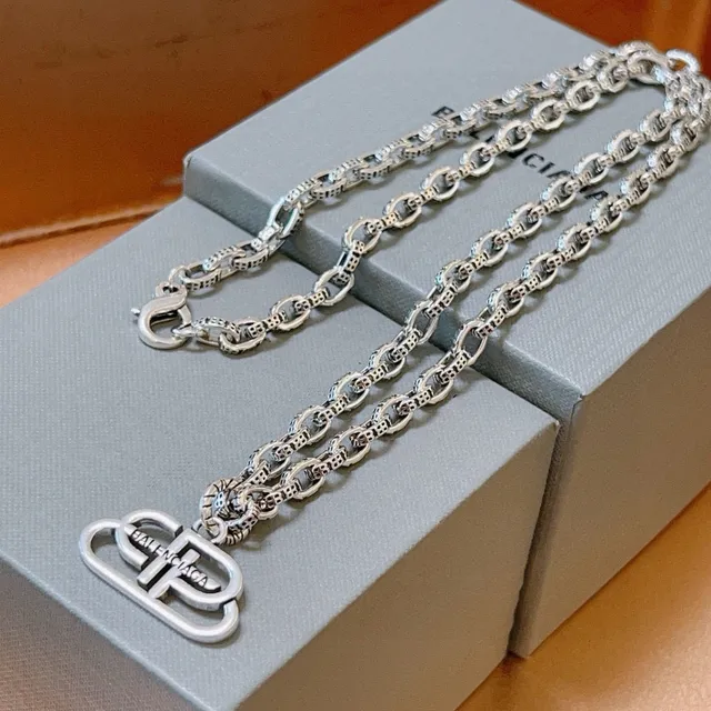 Balenciaga BB Chain Colar com pingente de logo de dois tons 4