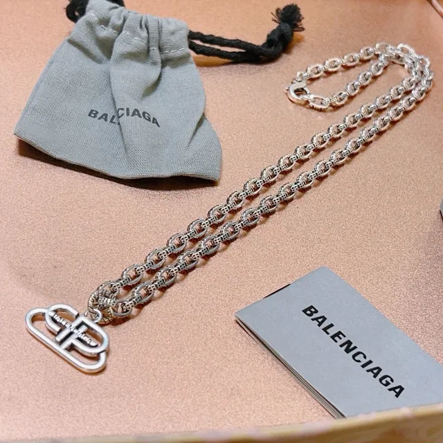 Balenciaga BB Chain Colar com pingente de logo de dois tons 6