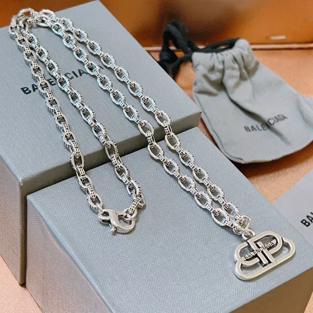 Balenciaga BB Chain Colar com pingente de logo de dois tons 7