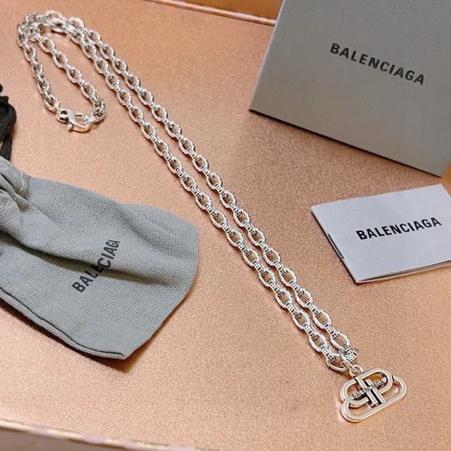 Balenciaga BB Chain Colar com pingente de logo de dois tons 9
