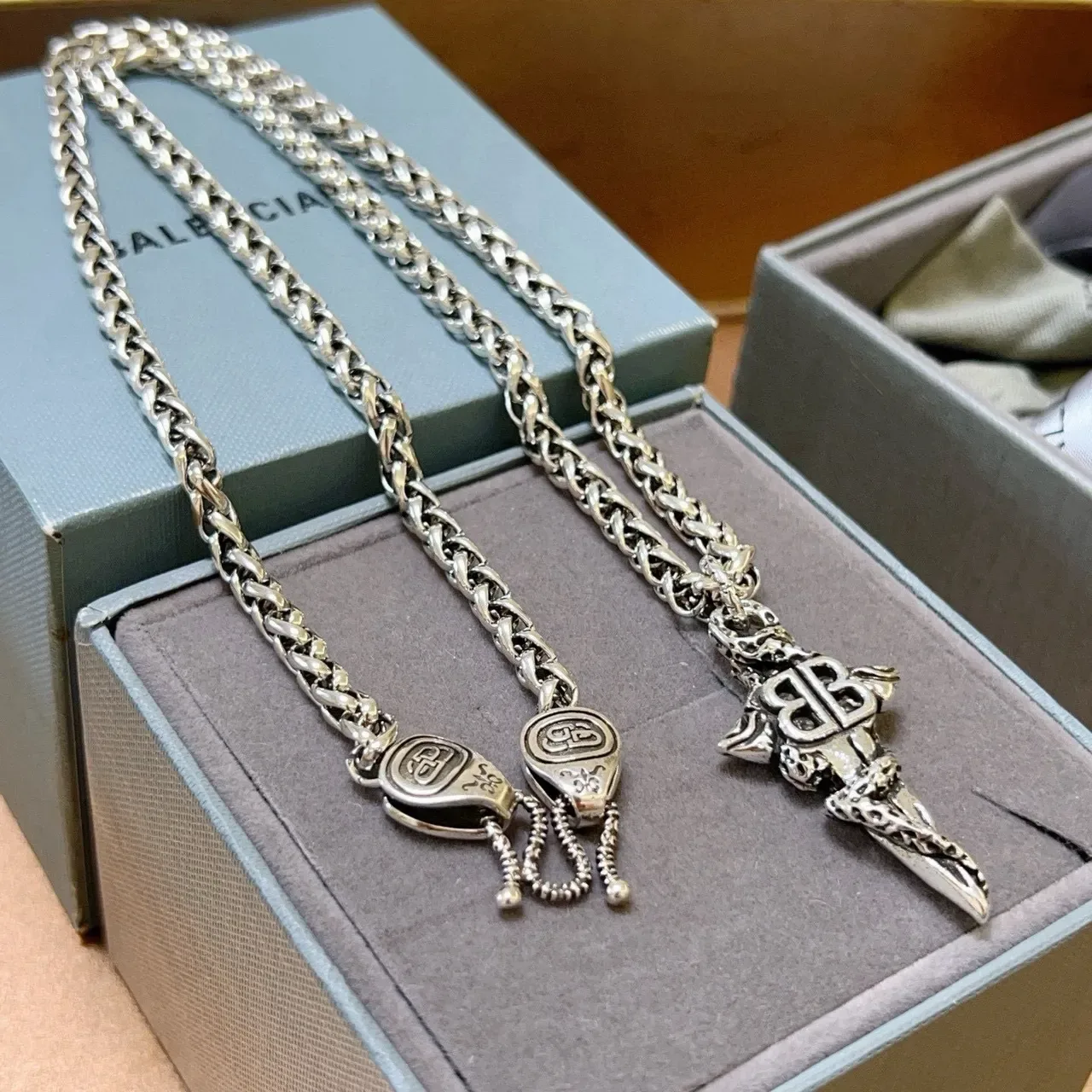 Balenciaga BB Dagger Argent Chaîne Curb Tressée Pendentif Monogramme Orné Collier 2