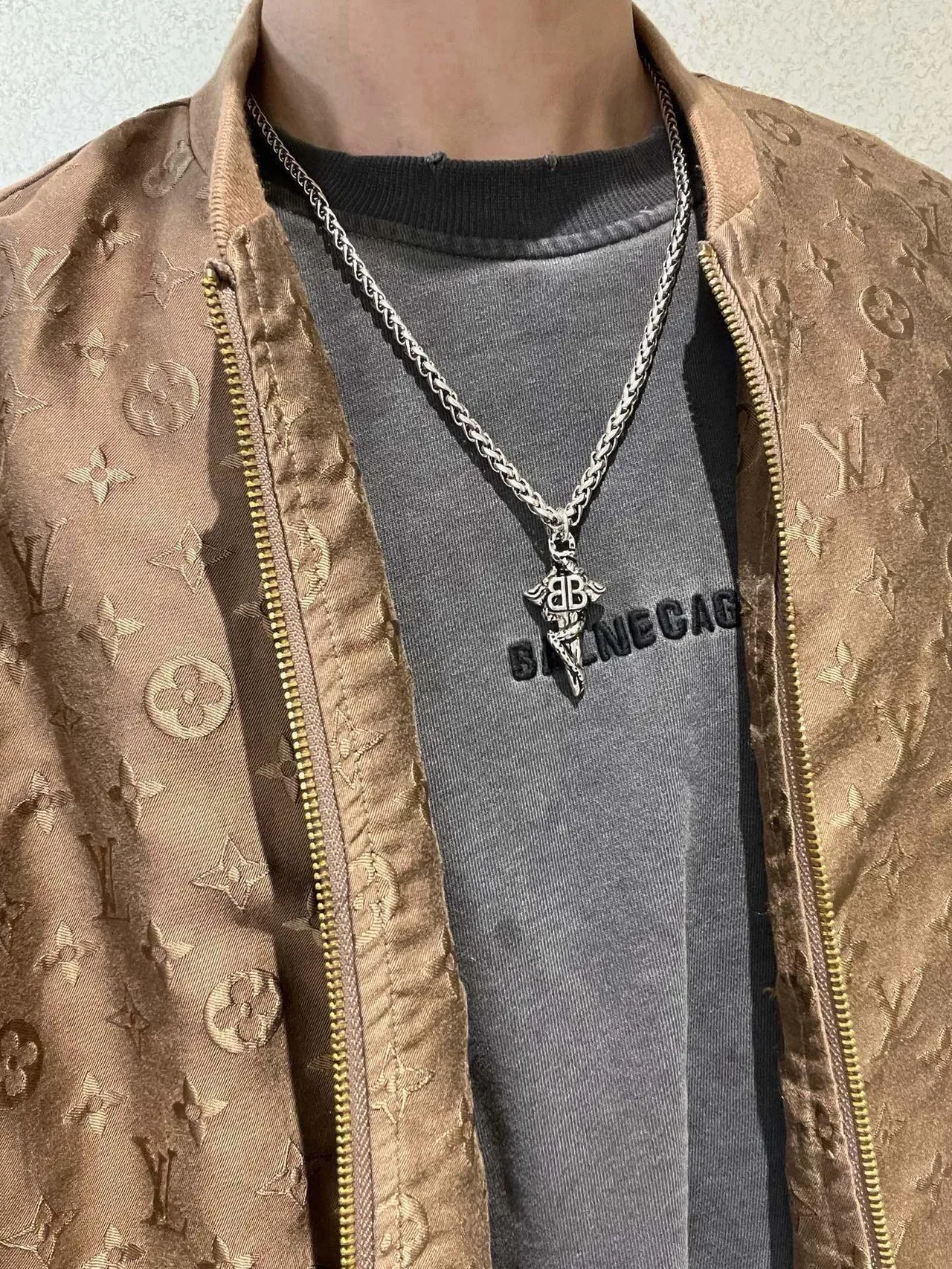 Balenciaga BB Dagger Argent Chaîne Curb Tressée Pendentif Monogramme Orné Collier 3