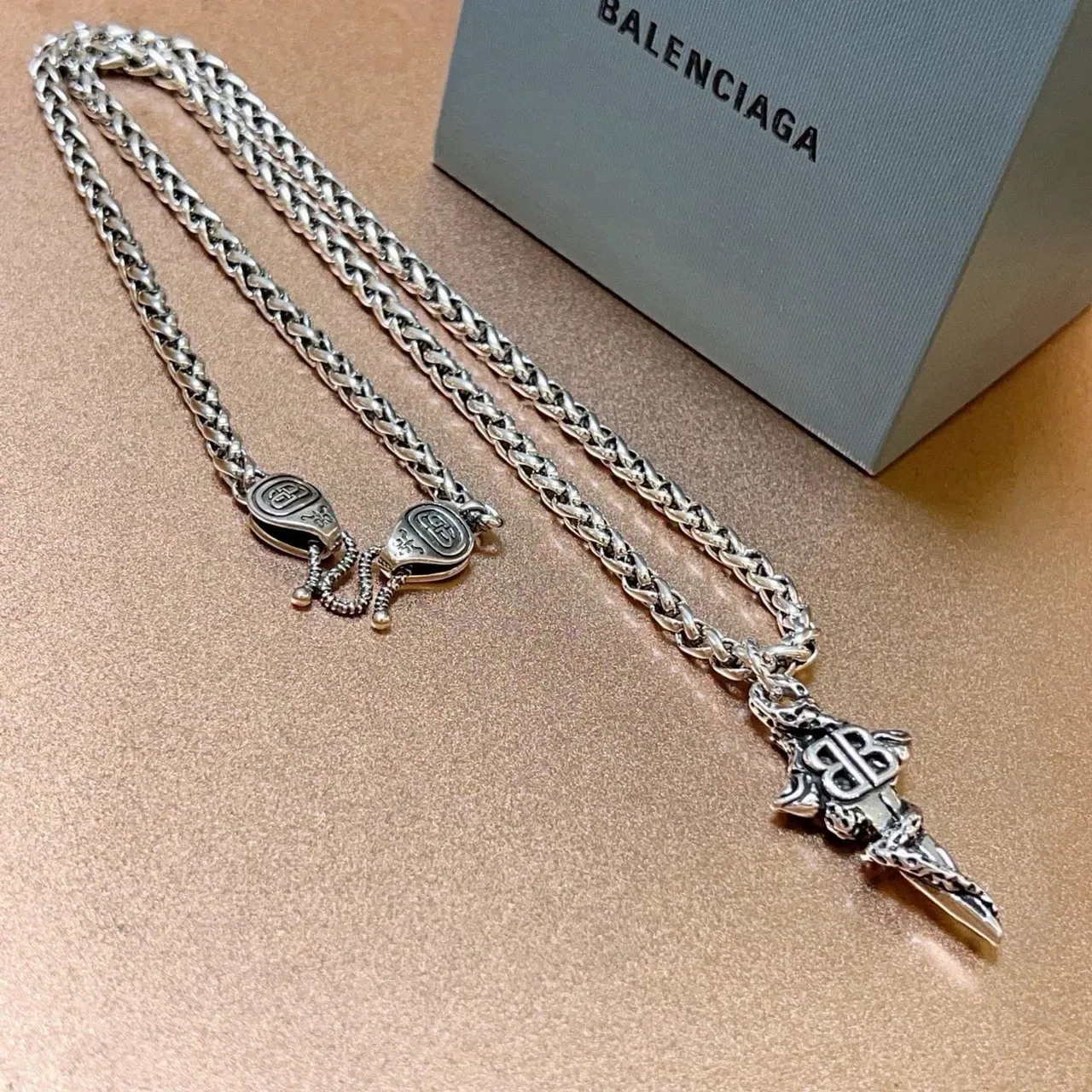 Balenciaga BB Dagger Argent Chaîne Curb Tressée Pendentif Monogramme Orné Collier 4