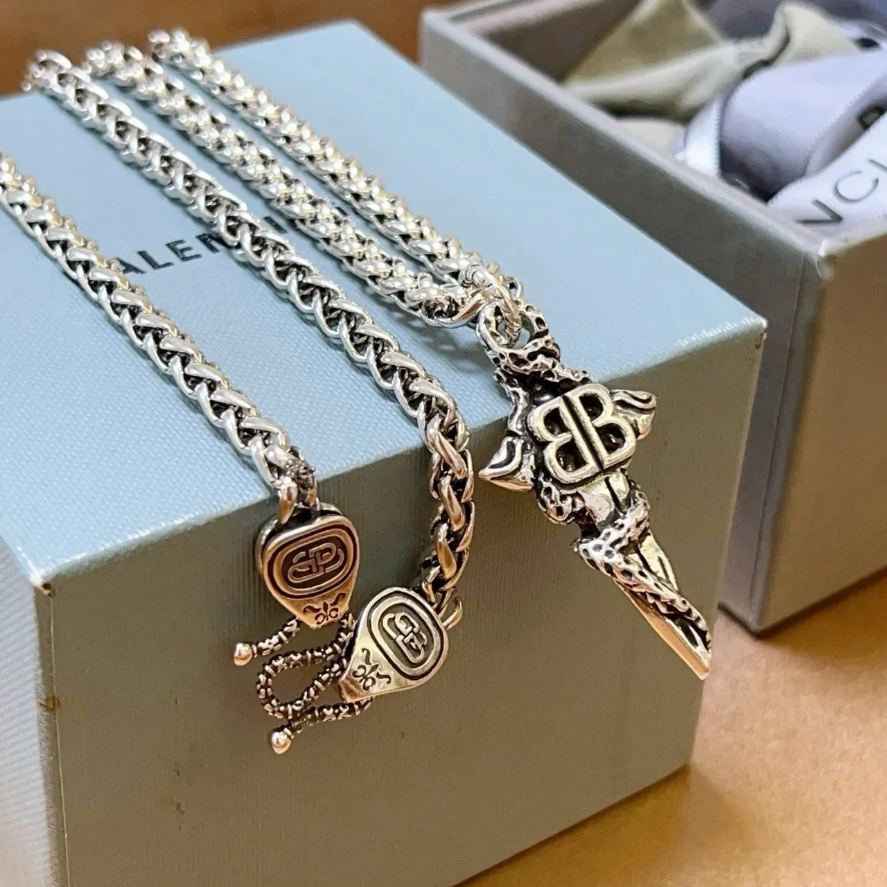 Balenciaga BB Dagger Argent Chaîne Curb Tressée Pendentif Monogramme Orné Collier 6