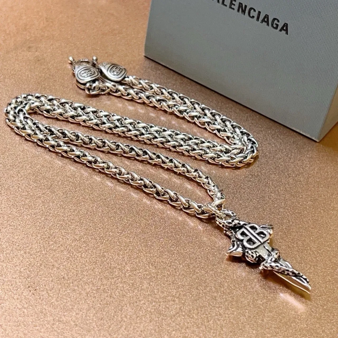 Balenciaga BB Dagger Argent Chaîne Curb Tressée Pendentif Monogramme Orné Collier 7