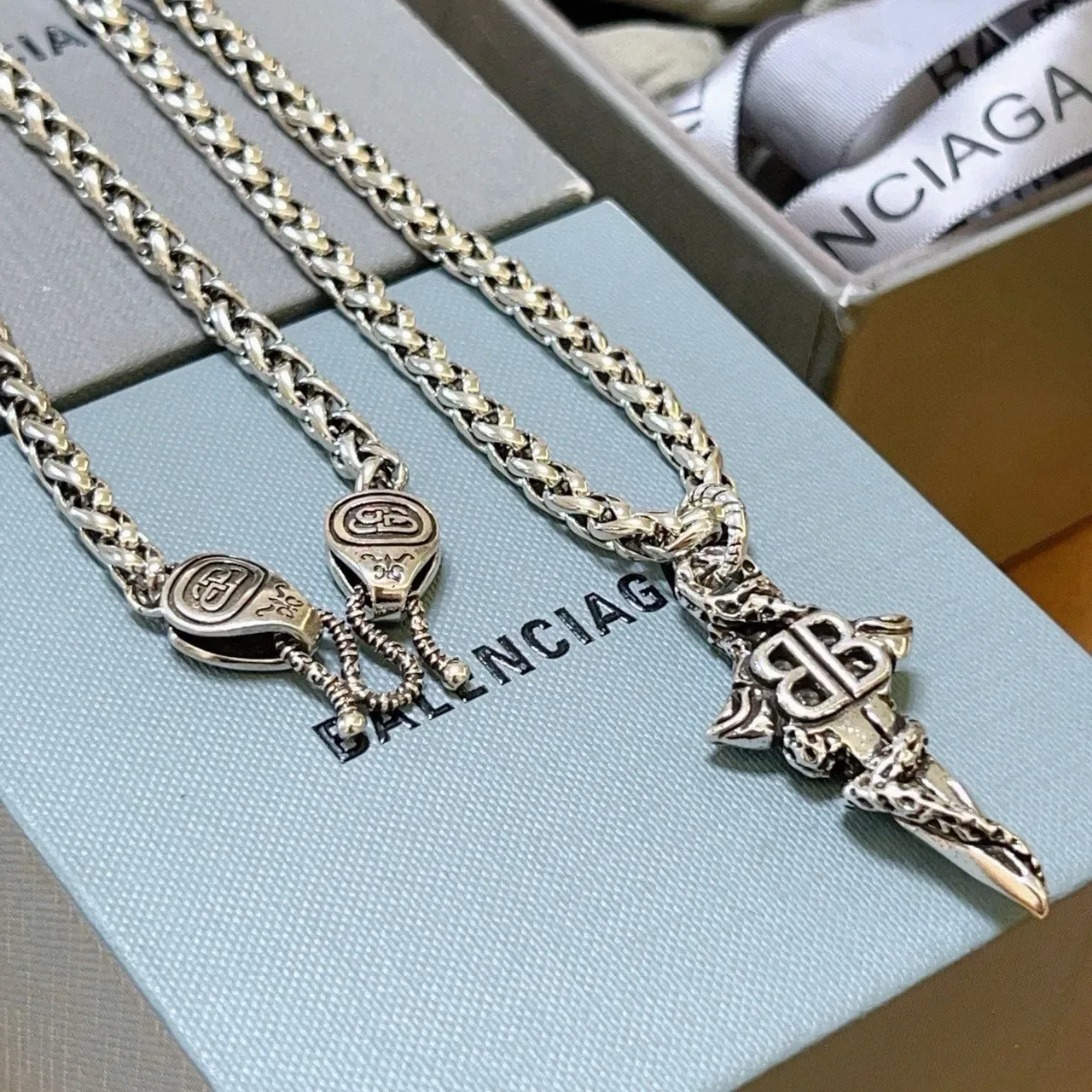 Balenciaga BB Dagger Argent Chaîne Curb Tressée Pendentif Monogramme Orné Collier 9
