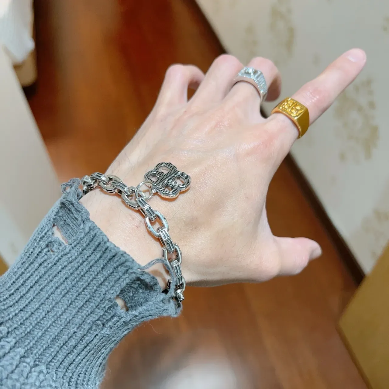 Balenciaga BB Logo Pulseira Corrente Grossa 2