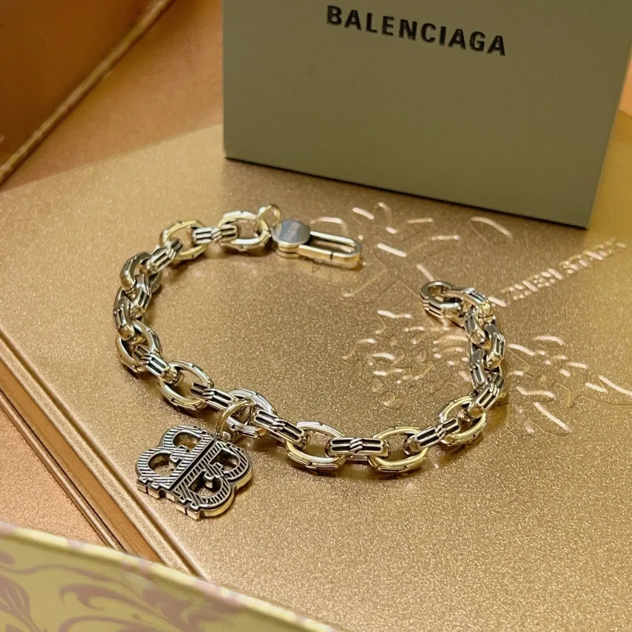 Balenciaga BB Logo Pulseira Corrente Grossa 4