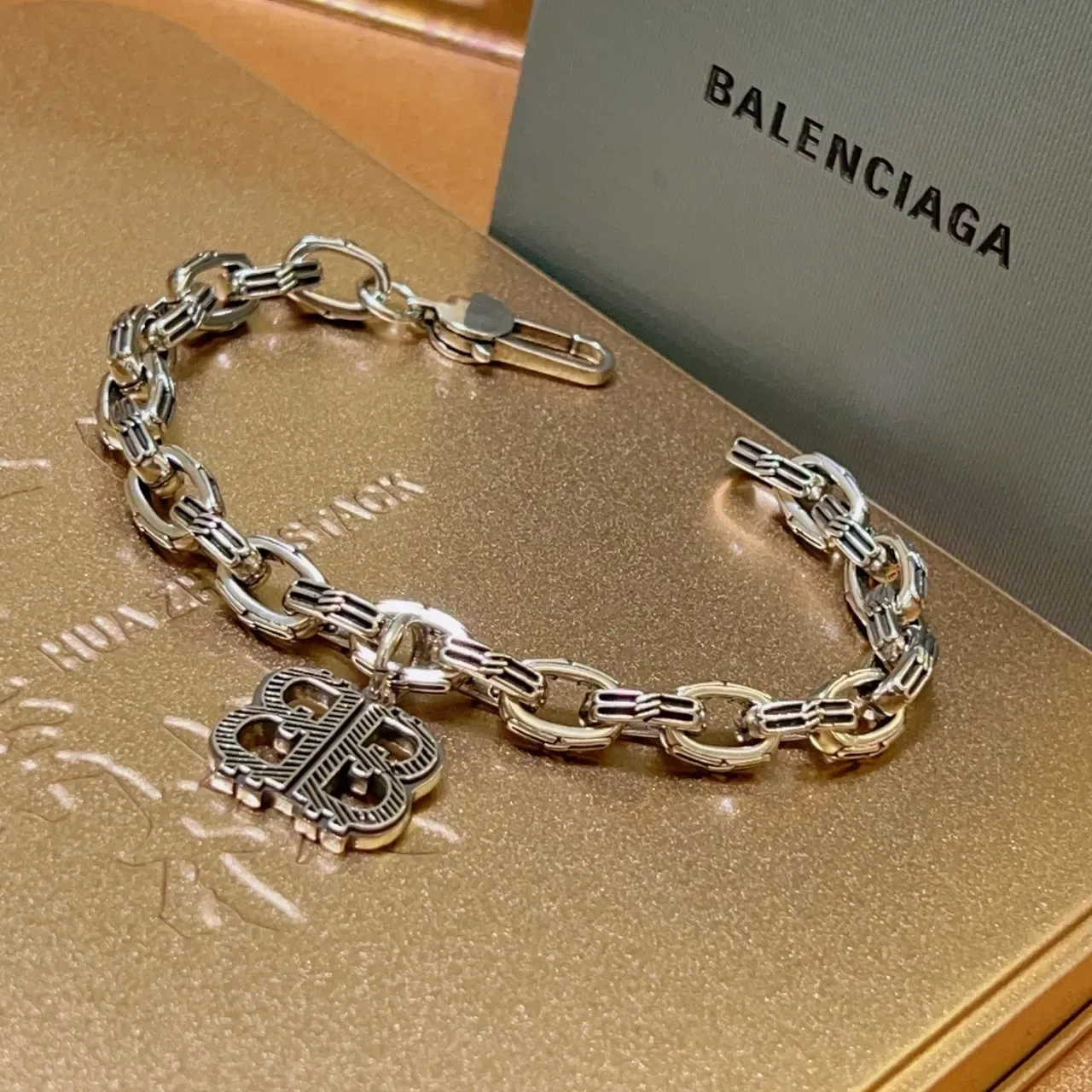 Balenciaga BB Logo Pulseira Corrente Grossa 7