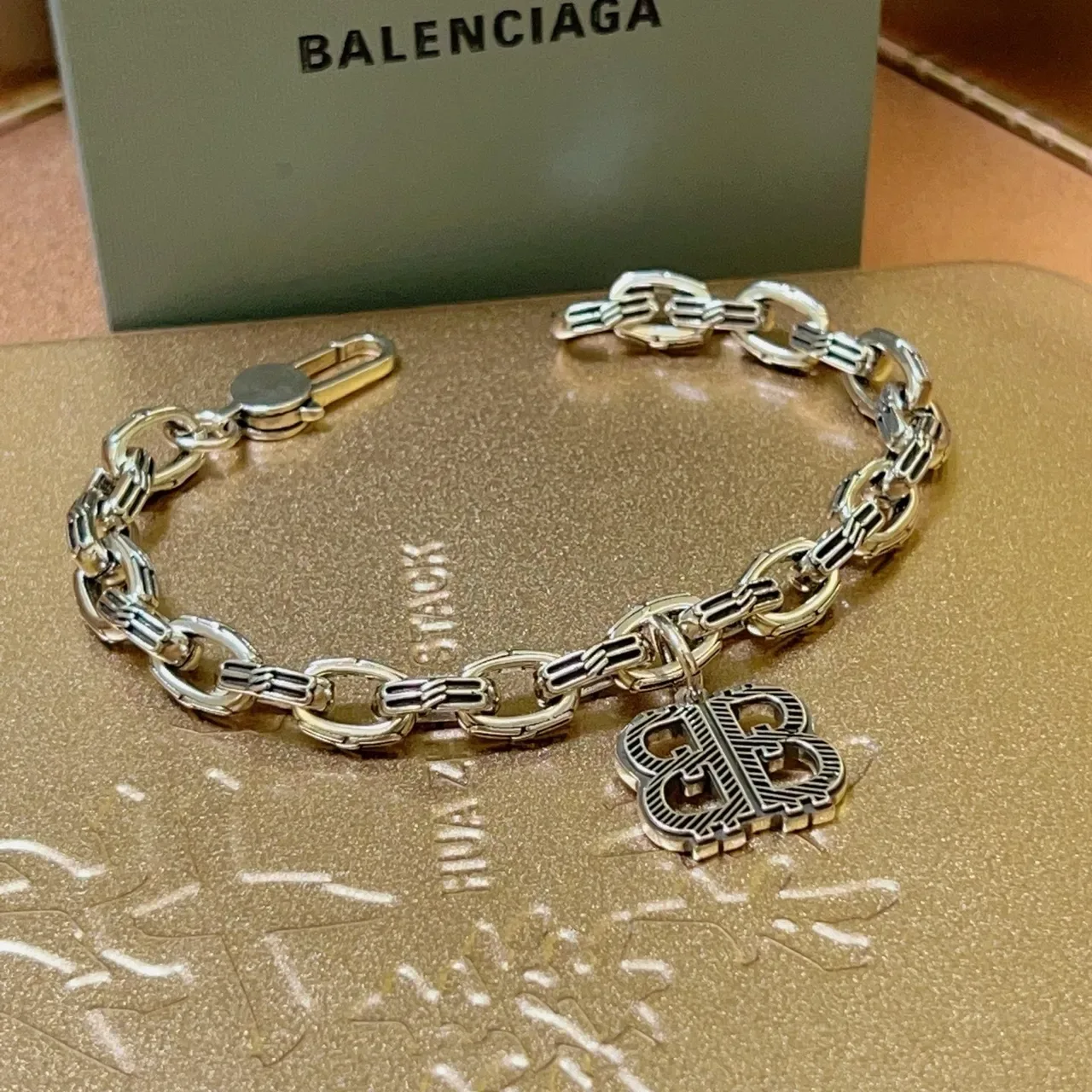 Balenciaga BB Logo Pulseira Corrente Grossa 9