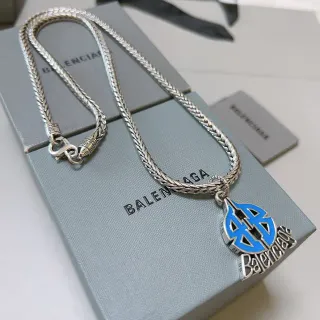 Balenciaga BB Logo Collar con dije de esmalte