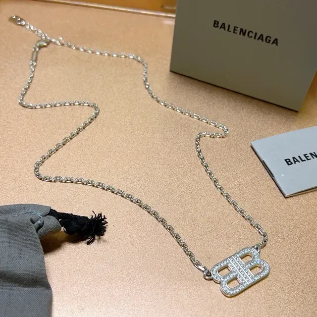 قلادة بالينسياغا BB Logo باڤيه دبل ب 9