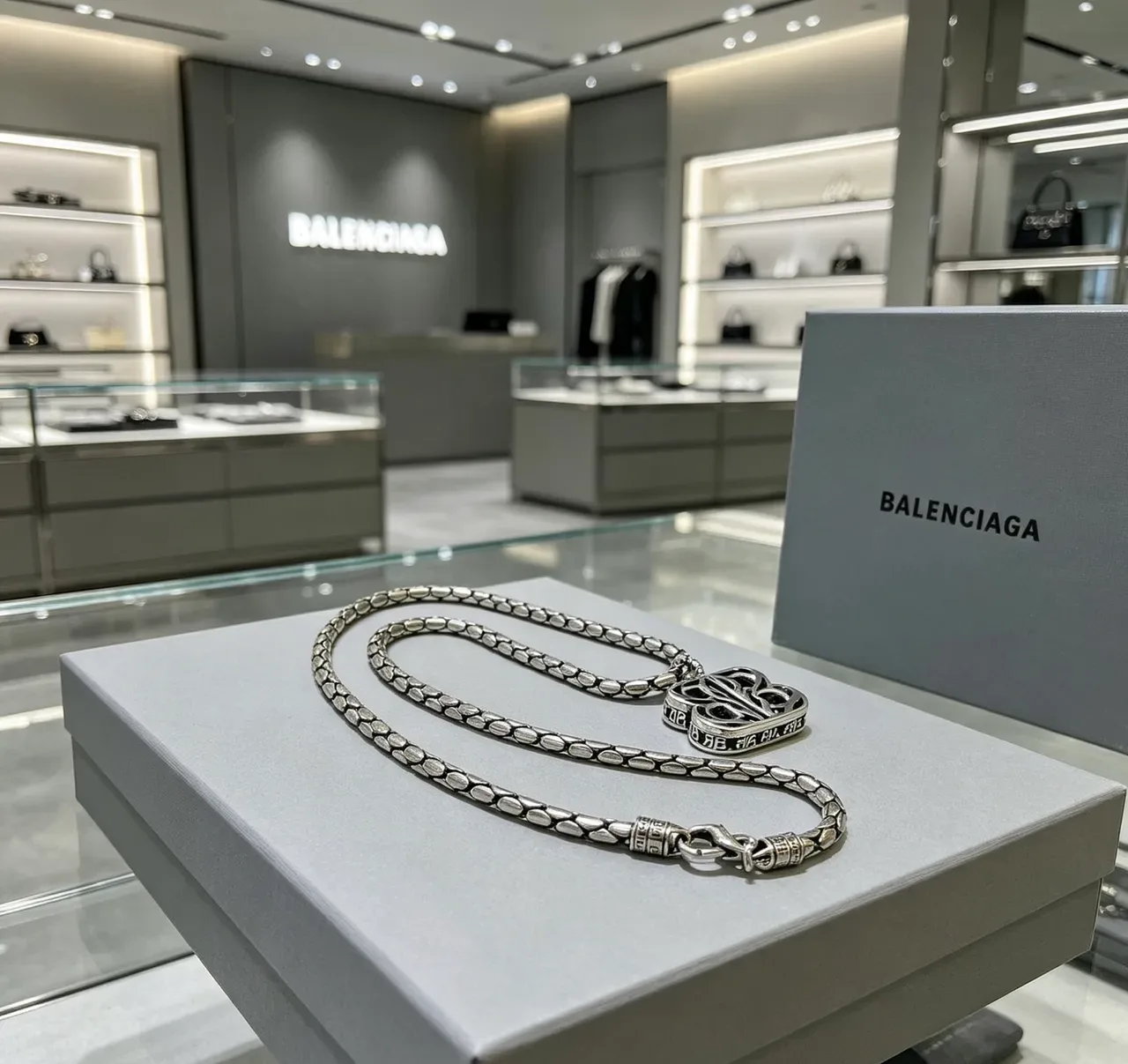 Colar Balenciaga BB Monograma Openwork 8