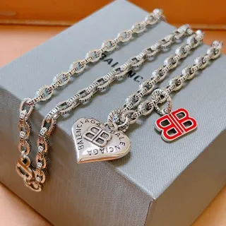 Balenciaga BB Motif 心形珐琅坠子项链
