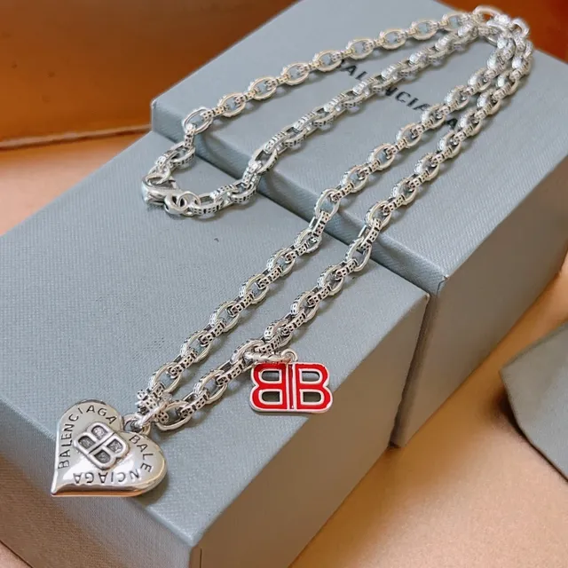 Balenciaga BB Motif colliers avec pendentif cœur et émail 3
